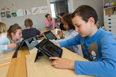 Barn använder iPad i undervisningen