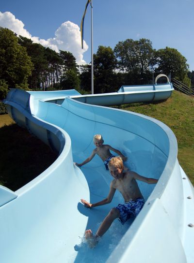 Pojkar åker vattenruschbana