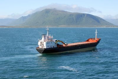 Lastbåt på väg över havet