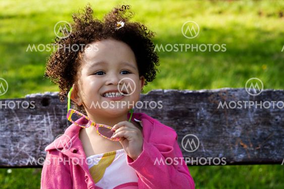 Unge sort pige med briller smilende