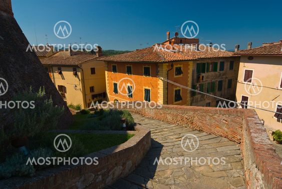 Treppe zum Castello dei Vicari in Lari, Toskana, Italien - Stairway to the Castello die Vicari in Lari, Tuscany, Italy