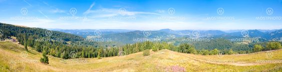 Kesällä vuoristoalueiden maa panoraama
