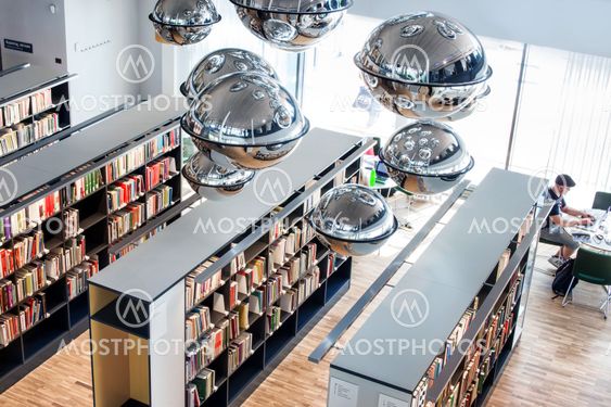 Man läser på biblioteken