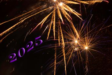 Fira in 2025 med fyrverkeri