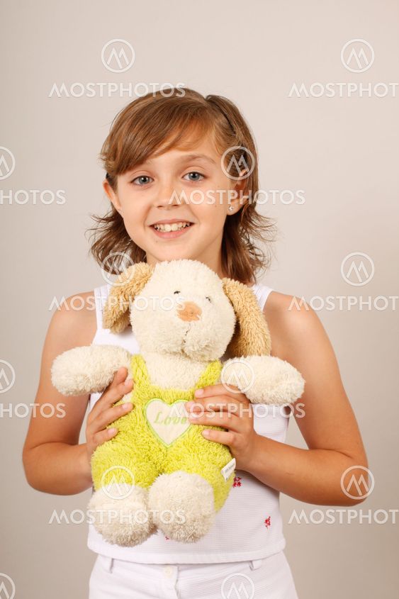 Niña rubia sonriente