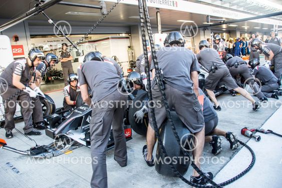 Sauber F1 Team. Mechanics. Testing of replacement wheels.