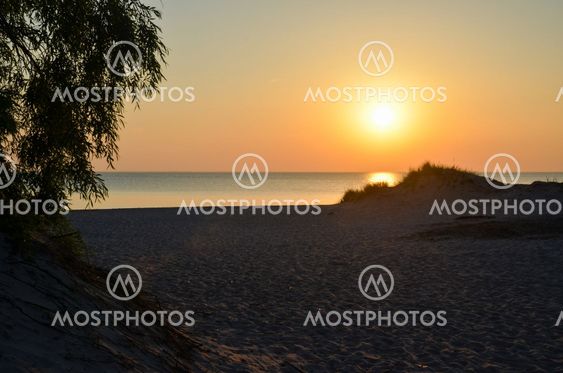 Solnedgång vid en strand på Gotland 2