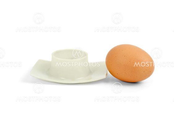 Brown kokt ägg nära eggcup