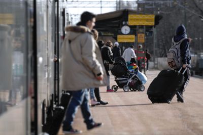 Resenärer stiger av tåg