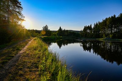 Skymning över en kanal i Värmland Sverige