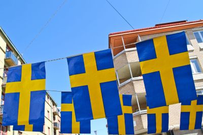 Svenska flaggor på snöre