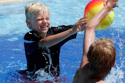 Pojkar med boll i poolen 1