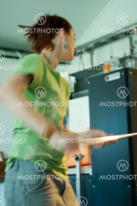 En glassblower på arbejdspladsen