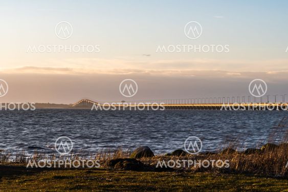 Ölandsbron färgad i guld av kvällssolen