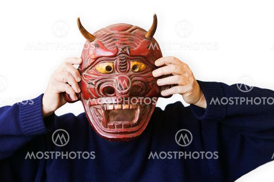 Person som innehar upp en Devil Mask