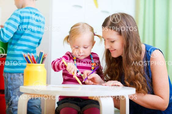 Mother drawing together with her daughter