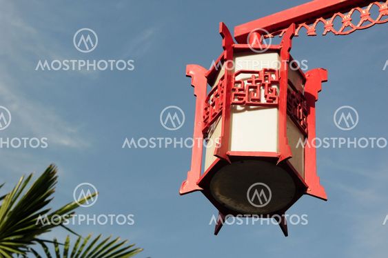Rød lantern mod blå himmel
