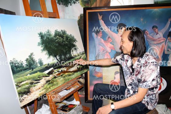 the artist is drawing landscape