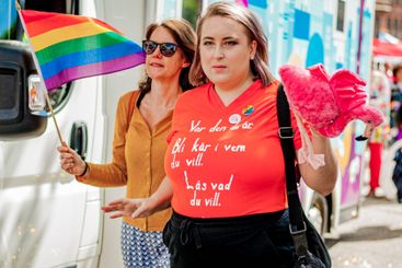Malmö stadsbibliotek i prideparaden.