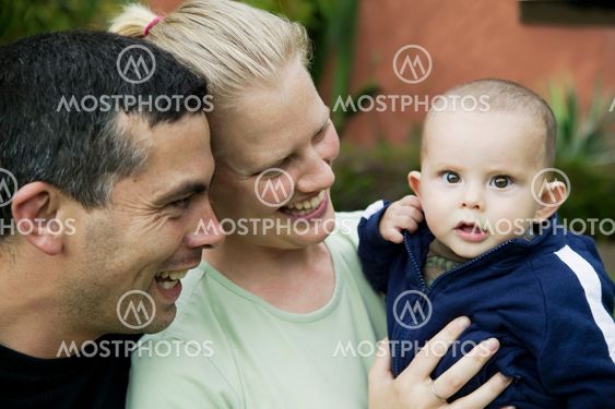 Hispanic perhe söpö Baby Boy kanssa sekoitettuna