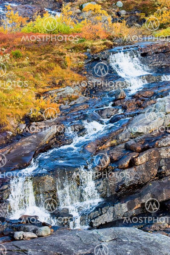 Vattenfall med höstfärger