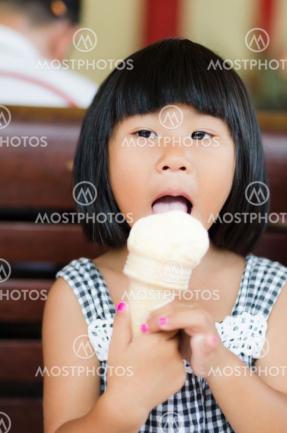 Liten Asian tjej njuta av hennes icecream