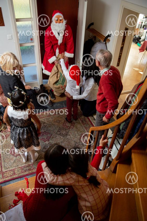 Trött delar ut julklappar