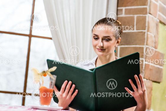 mukava nainen ravintolassa muotokuva