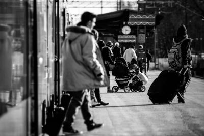 Resenärer stiger av tåg