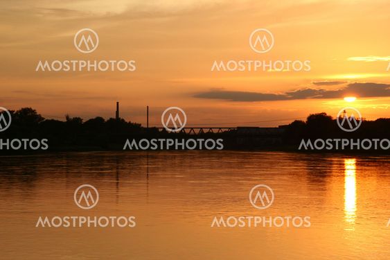 Solnedgang ved floden