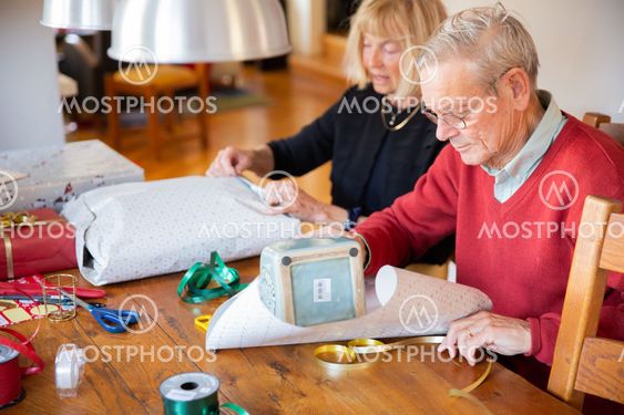 Familj slår in julklappar