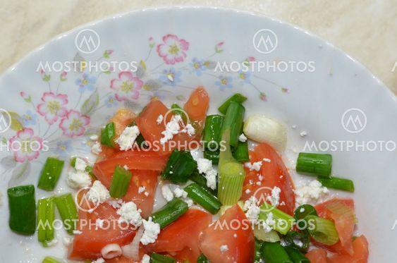 Salad with tomatoes, cheese and onions