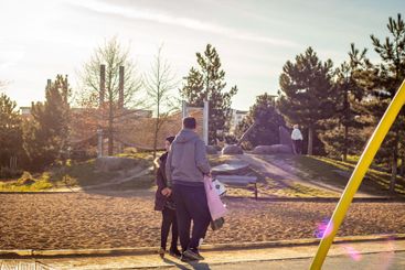 Ungt par i Sollekplatsen i Västra Hamnen i Malmö