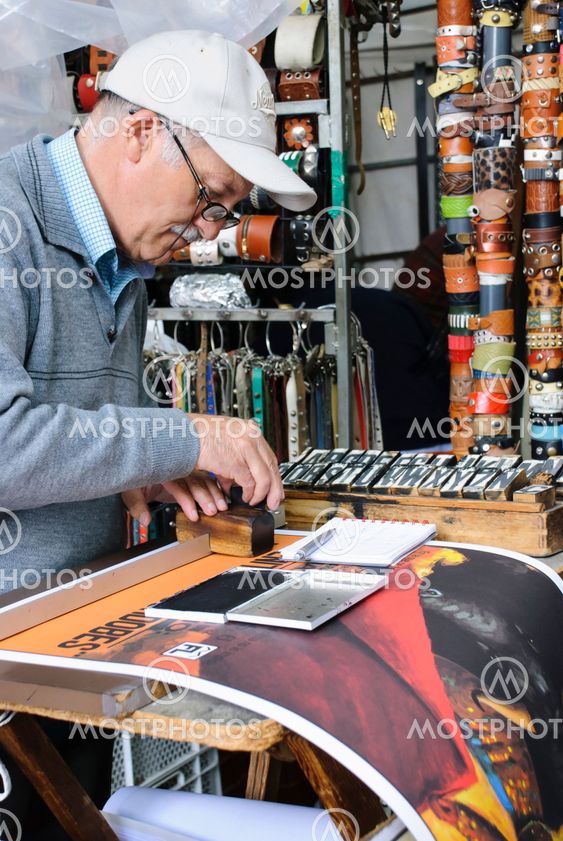 Mand satsarbejde breve til plakat, Madrid, Spanien