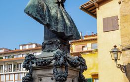 Benvenuto Chellini bronze monument at the Ponte Vecchio...