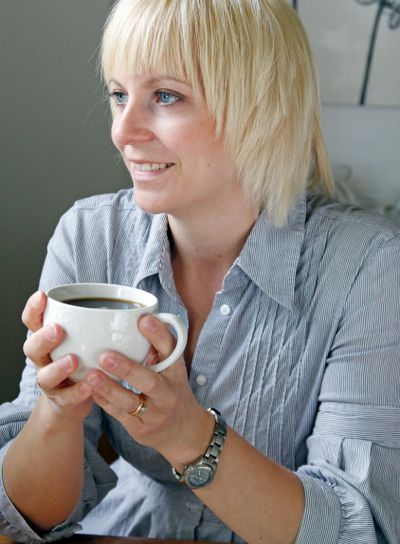 Kvinna njuter av morgonkaffe 1