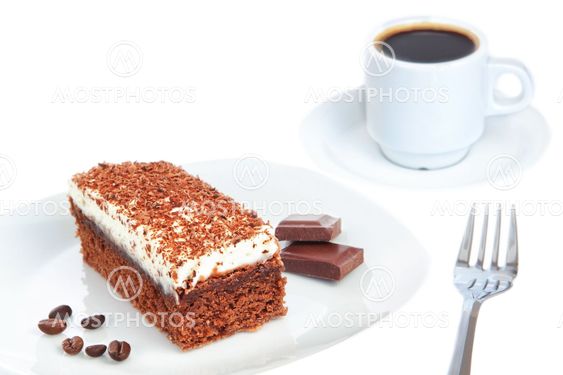 Stykke chokolade kage og kaffe. På en hvid baggrund.