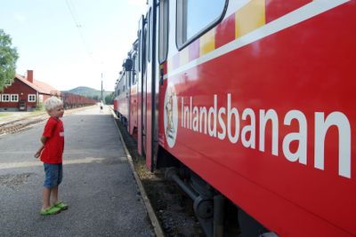 Liten pojke reser på inlandsbanan
