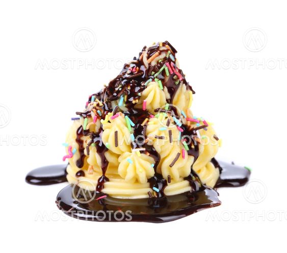 Lemon flavoured cream, sauce chocolate.