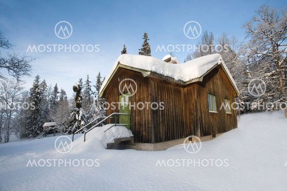 Snötäckt stuga