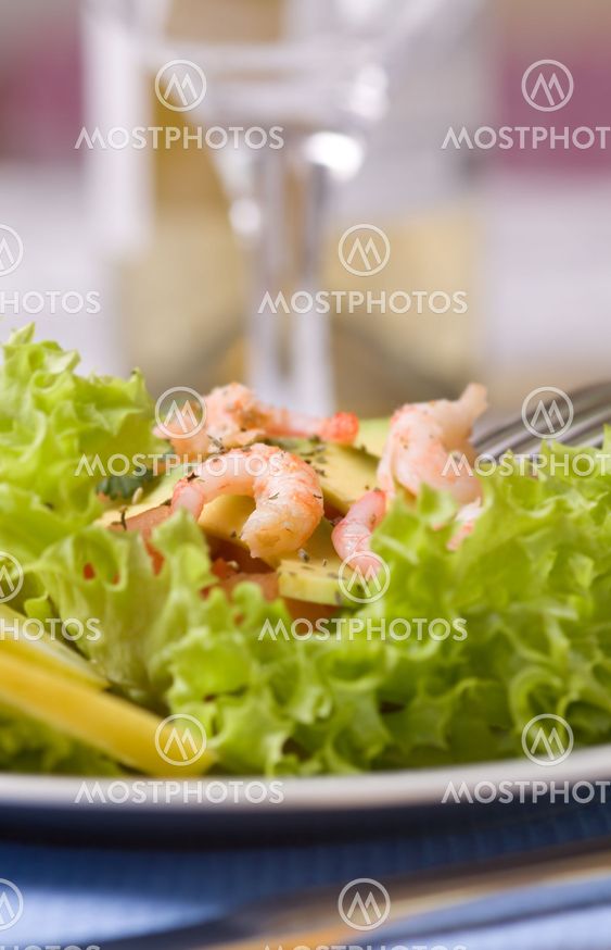 Salad with shrimps and avocado