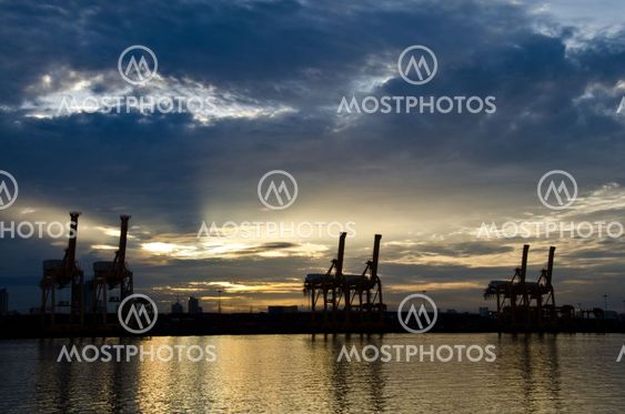 Crane bridge for container cargo.