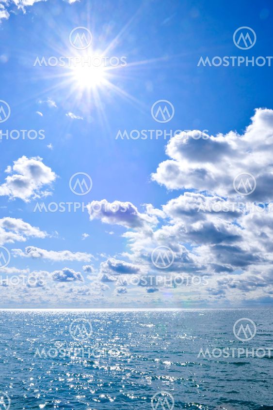 Blå vatten och soliga himlen bakgrund