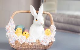 Påsk dekoration korg med vit påskhare, kycklinga och påskägg