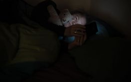 ensam kvinna i sängen