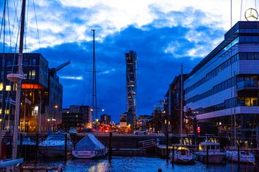 Turning Torso i kvällsljus, sett från båthamnen i Västra...