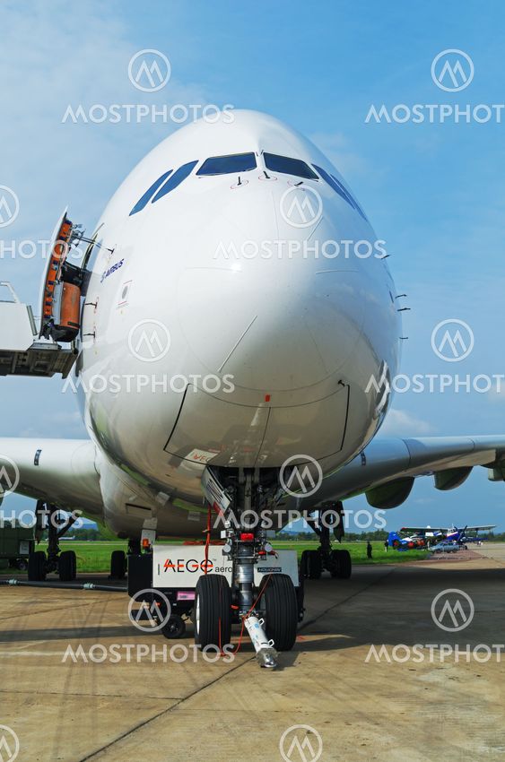 Airbus A-380 - 9