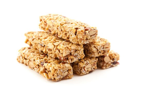 Staplade Granola barer isolerade på vit