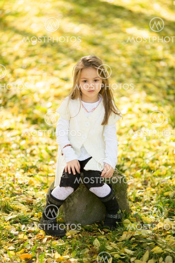 Little girl at the autumn park