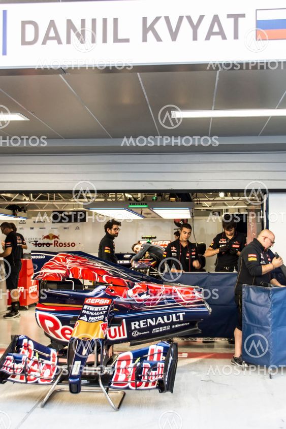 Scuderia Toro Rosso. Mechanics. Boxing Daniel Kvyat.